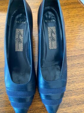 Almalfi Women's Navy Pointed-Toe Pumps
Italian Leather